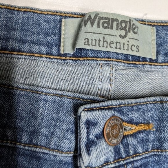 Wrangler Jeans Men 42x32 Authentics Straight Leg Regular Fit Blue Medium Wash - Picture 8 of 9